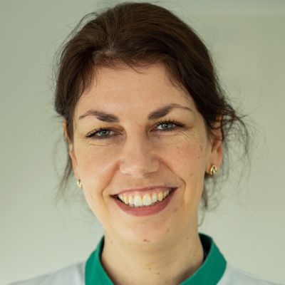 Dr. Anne van der Does