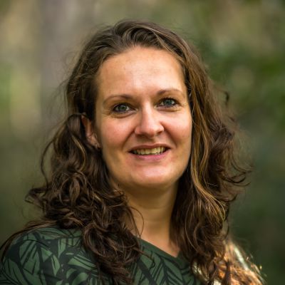 Dr. Maaike de Vries Dr. Maaike de Vries